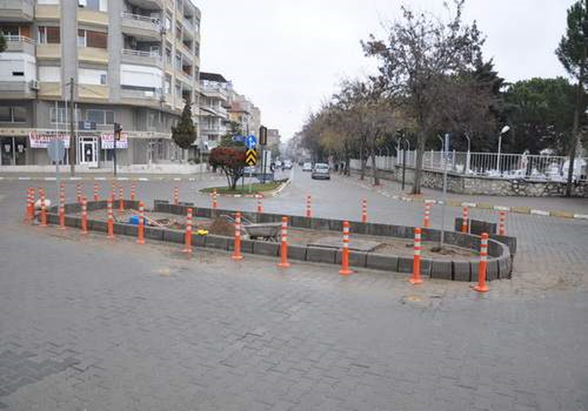 Salihli\'de Kavşak Düzenleme Çalışmaları Devam Ediyor