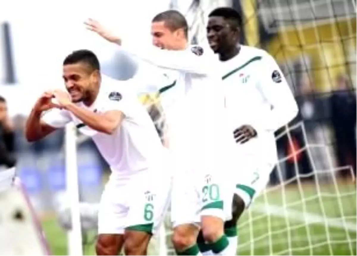 Tarzan Timsah'a Yem Oldu!