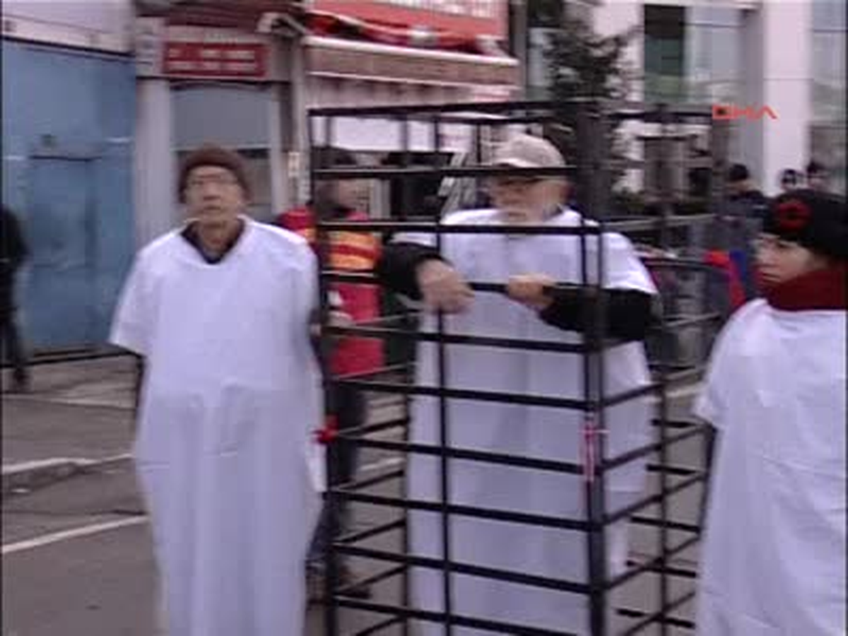 AK Parti İl Başkanlığı Önünde Kafesli Protesto