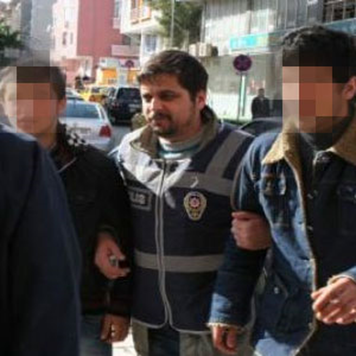Azılı Hırsızlar Polis Barikatını Yıktı Geçti