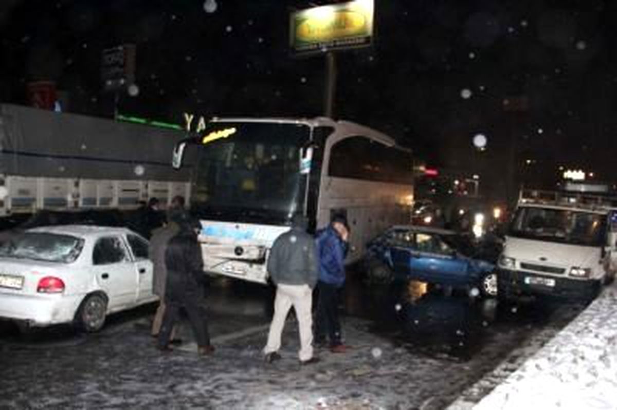 Başkent\'te Zincirleme Trafik Kazası: 12 Yaralı