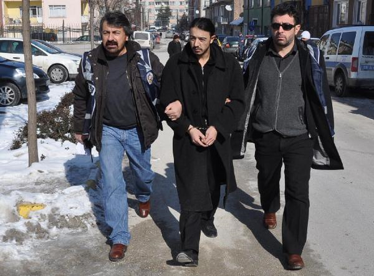 Birlikte İçki İçtiği İki Arkadaşını Sırtlarından Bıçakladı