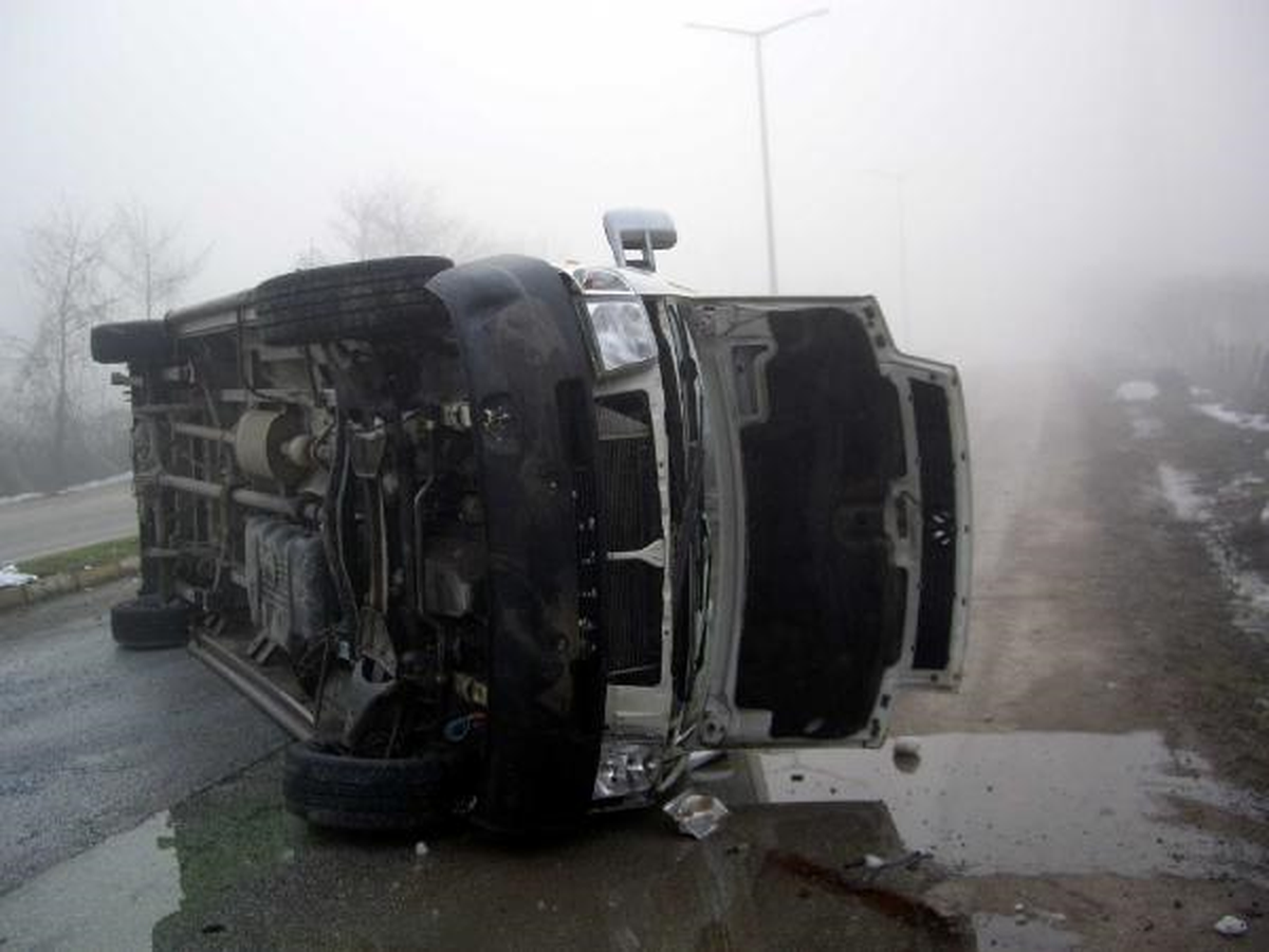 Buzlu Yol Öğrenci Servisini Devirdi