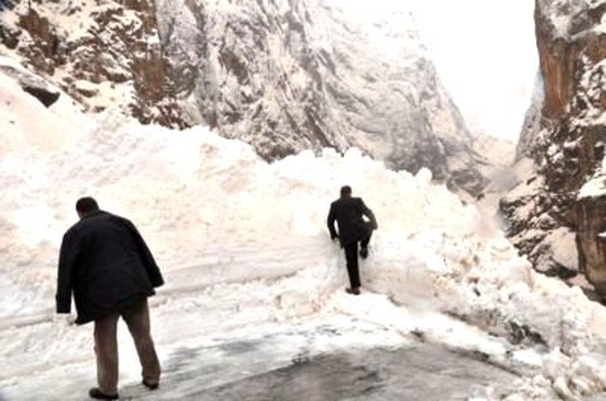 Çığ Düşen Karayolunda Mahsur Kaldılar