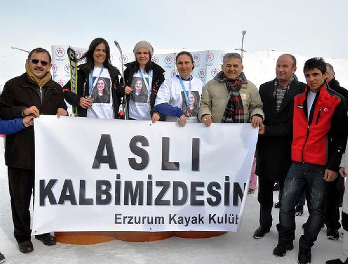 Erciyes\'teki Kayak Yarışlarında \'Aslı Kalbimizdesin\' Pankartı Açtılar