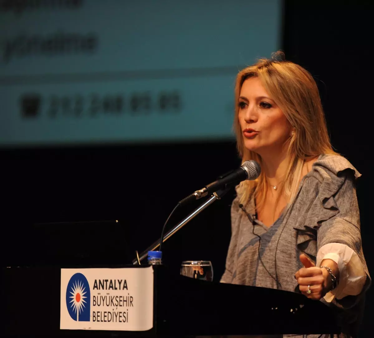 Ergenlik Dönemi Sorunlarını Anlattı