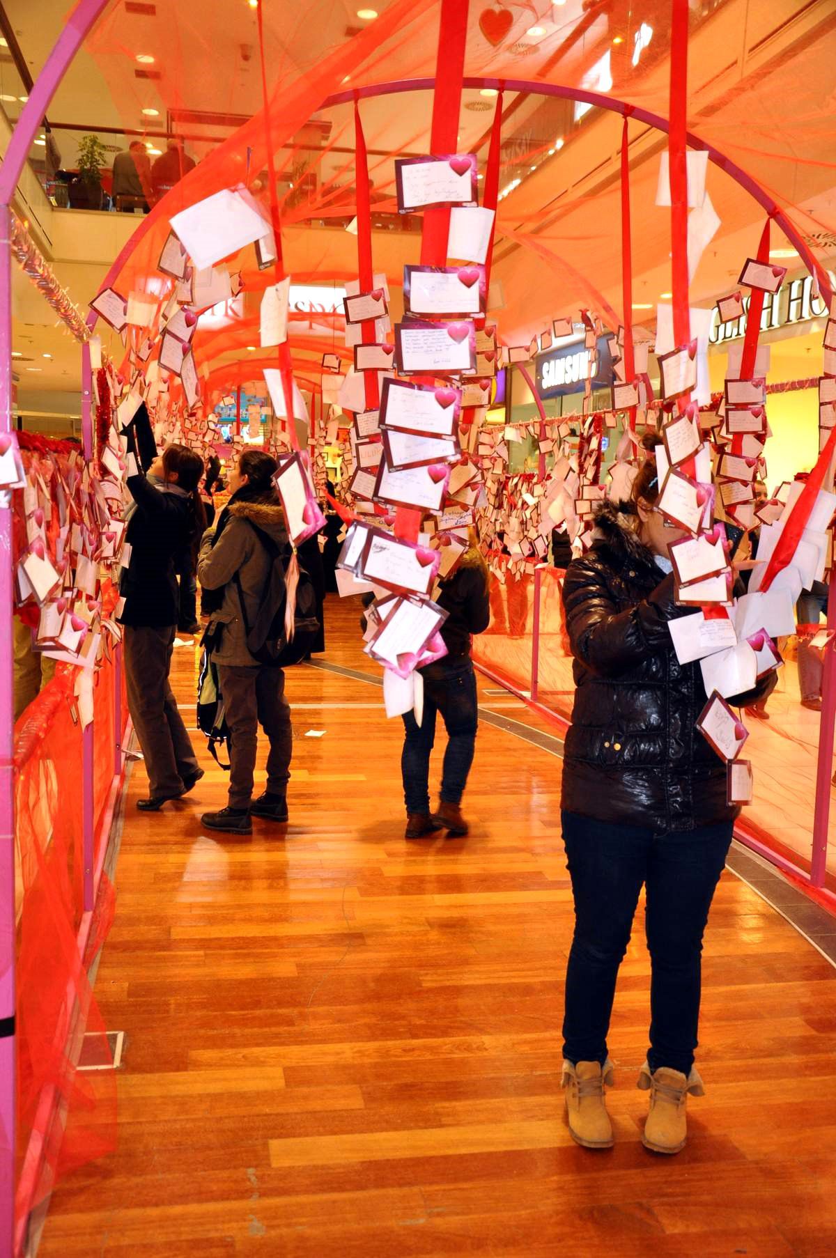 Espark da Kurulan 'Aşk Tüneli' Aşıkların Adresi Oldu