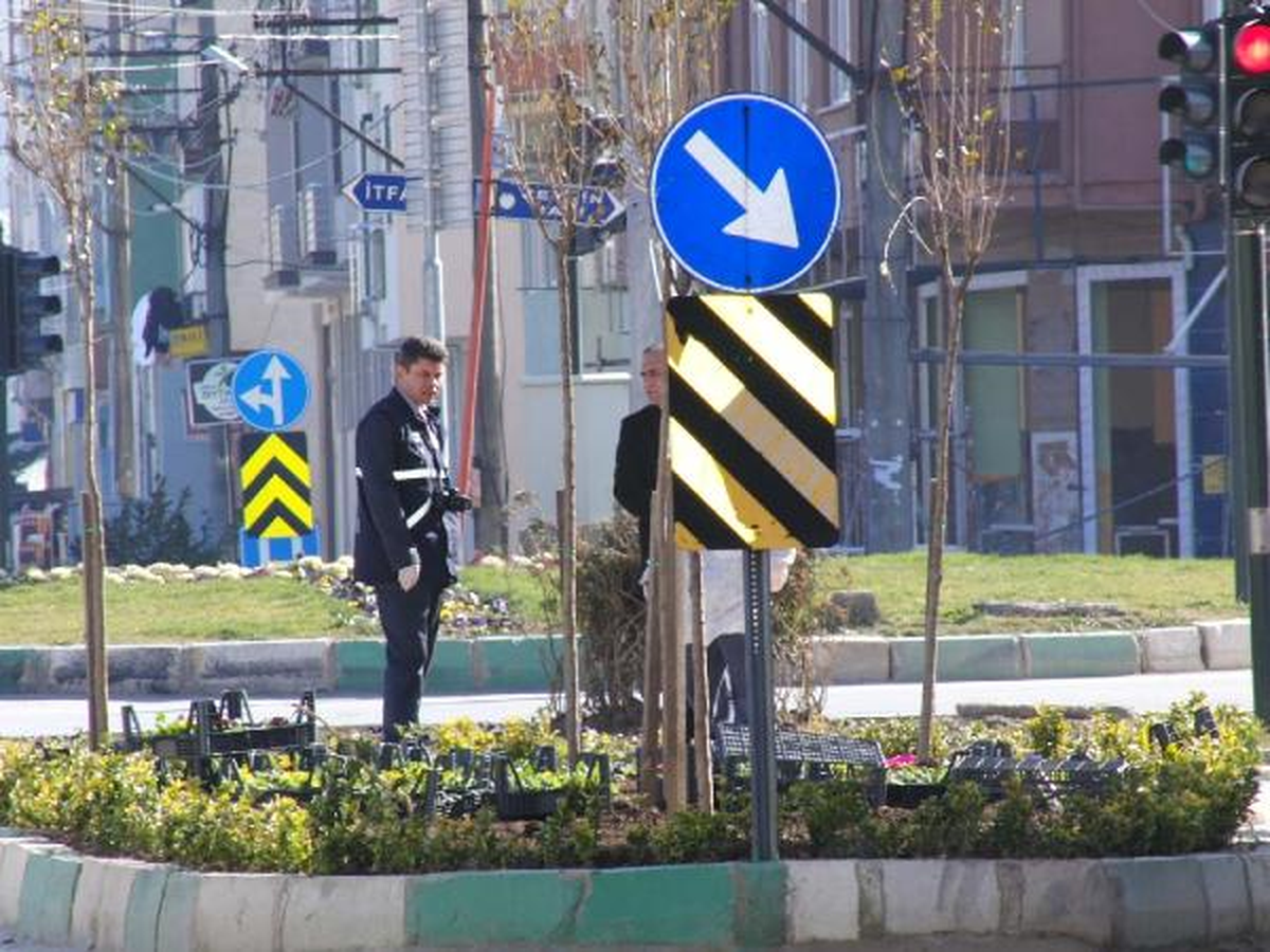Gemlik\'te Refüj Düzenlemesi Yapan İşçiler El Bombası Buldu