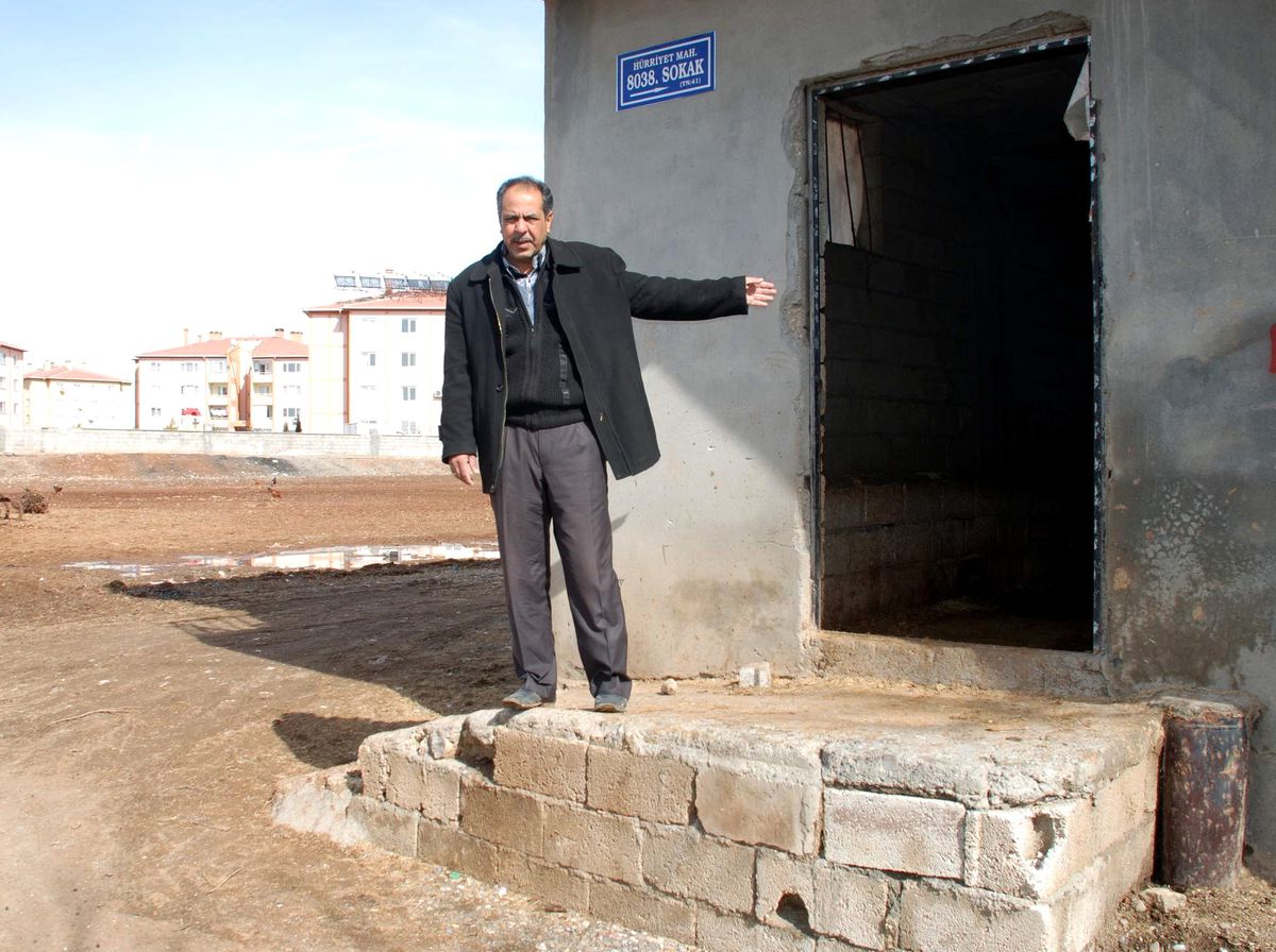 İnekleri Kamyonete Yükleyip Gittiler