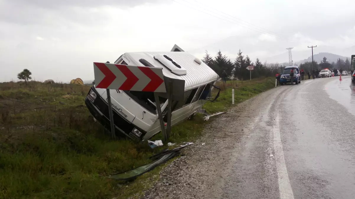 İzmir'de Trafik Kazası: 17 Yaralı