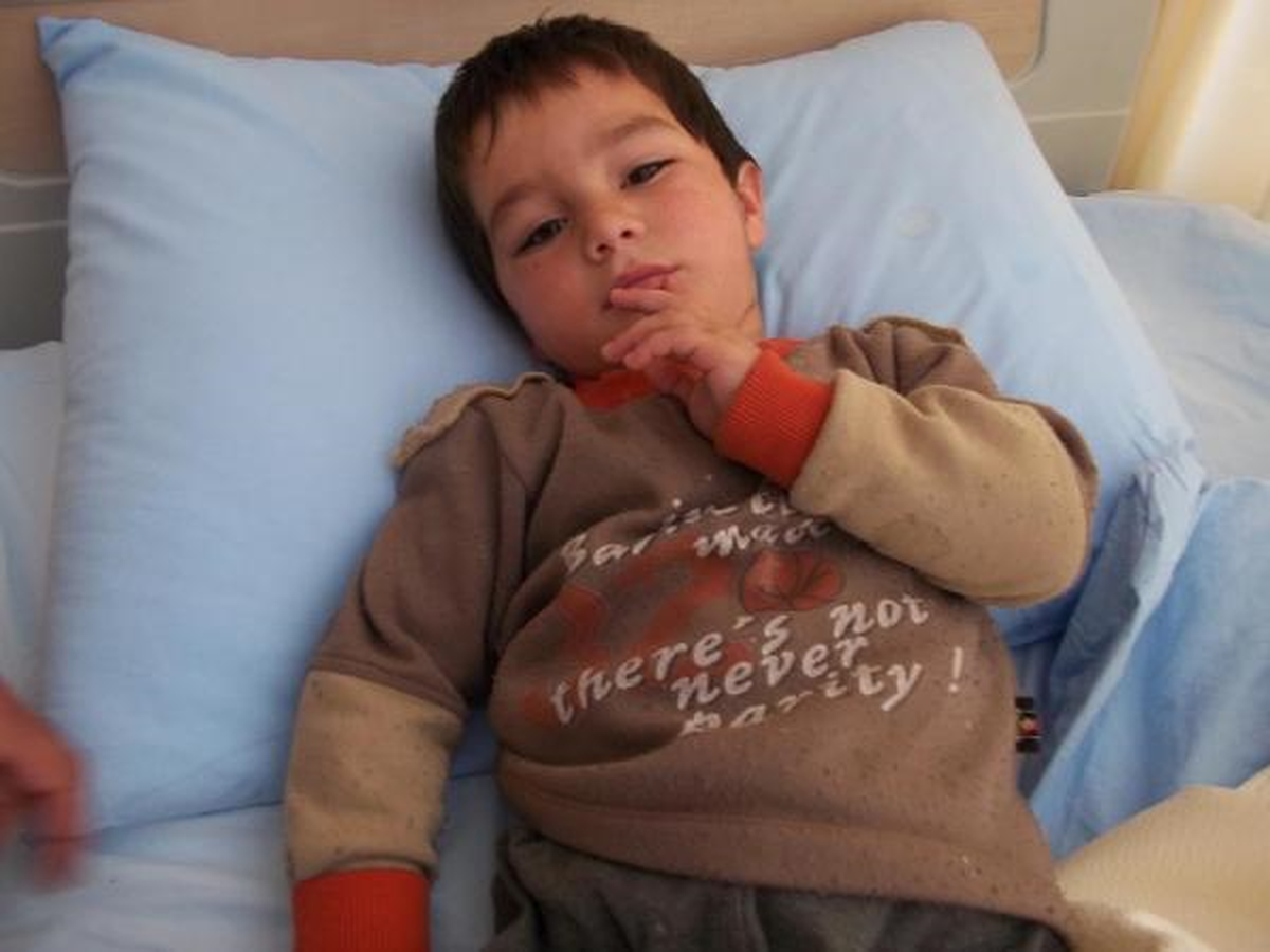 Kar Yolları Kapadı, Hasta 2 Çocuk 5 Saat Sırtta Taşınıp Ambulansa Ulaştırıldı