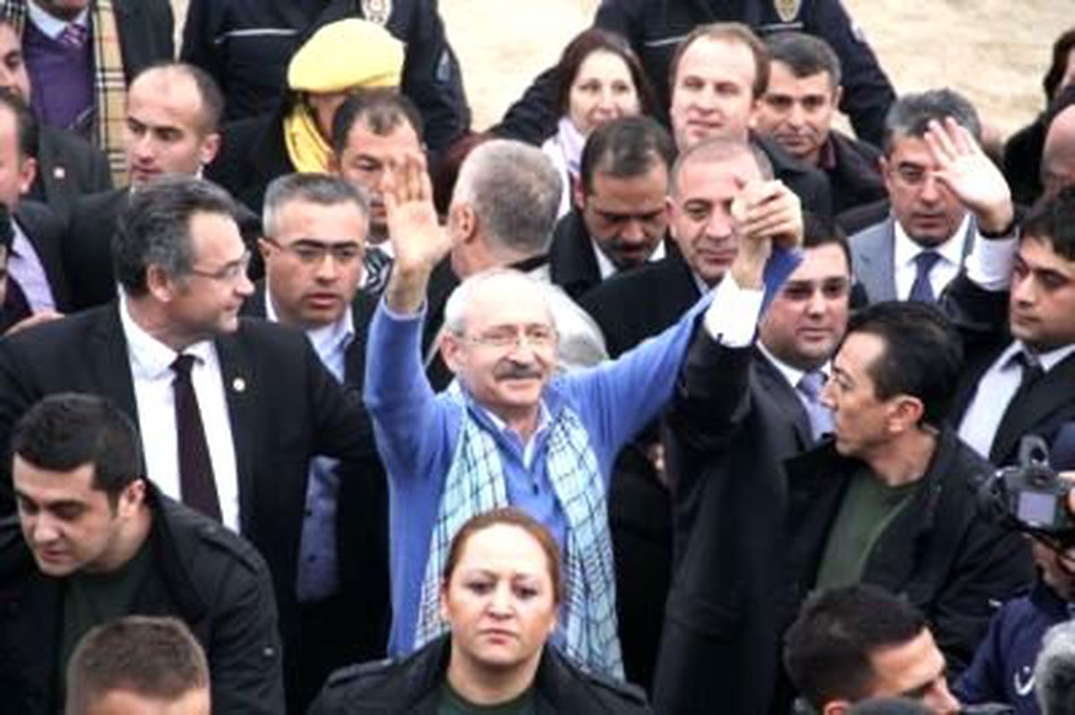 Kılıçdaroğlu deve Güreşlerini İzleyip Kasket Taktı