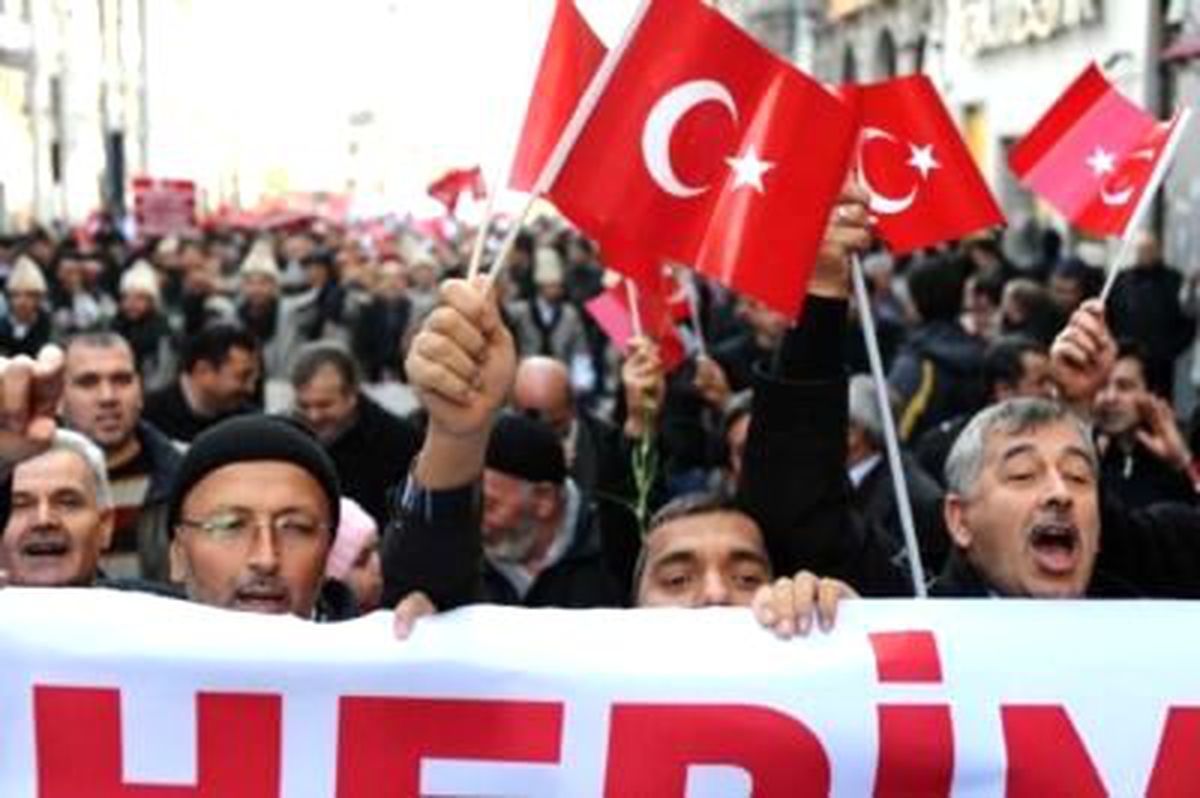 Maraş\'ın Kurtuluşu Kutlamasında Fransa Protestosu