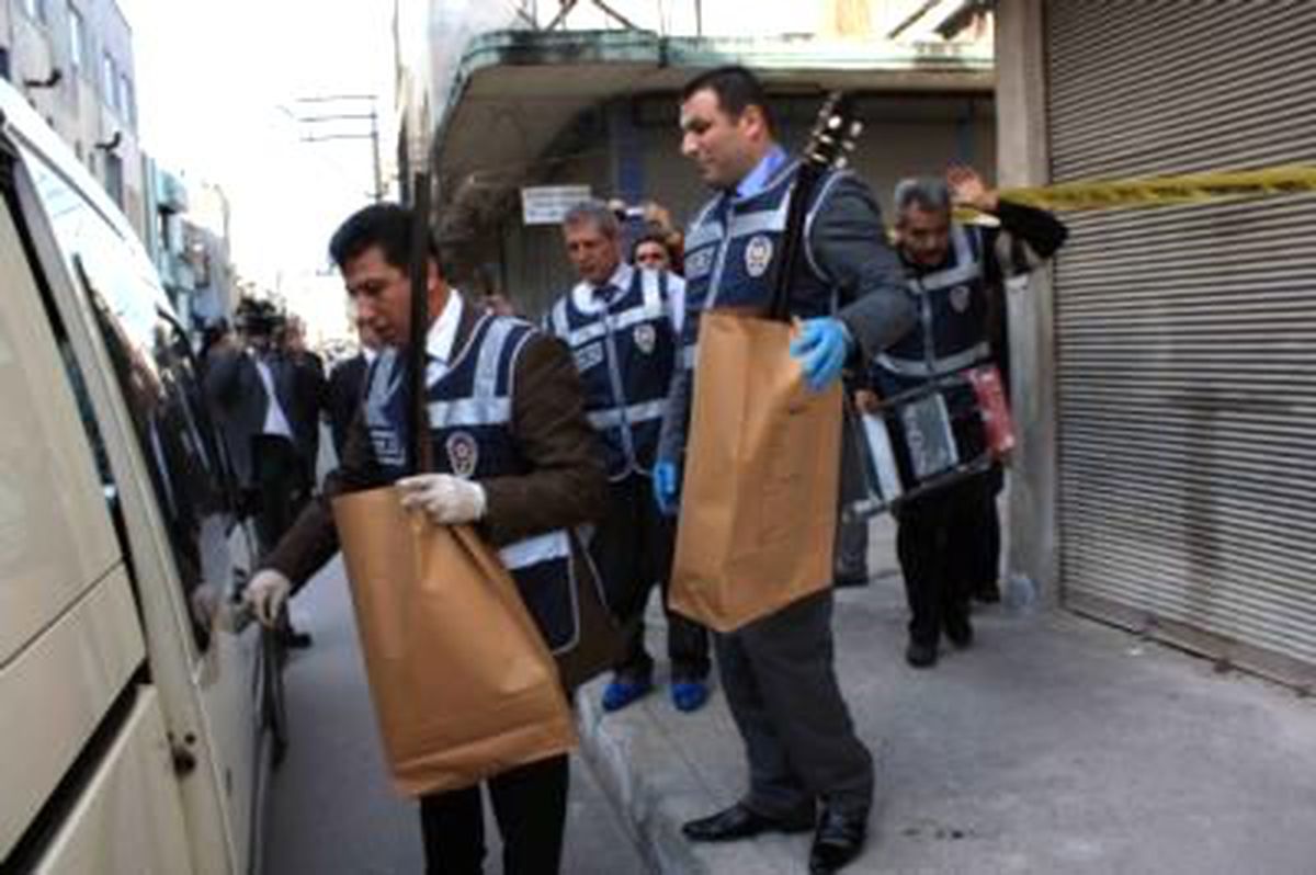 Mersin\'de Bir Evde 27 Adet Patlamamış Bomba Ele Geçirildi
