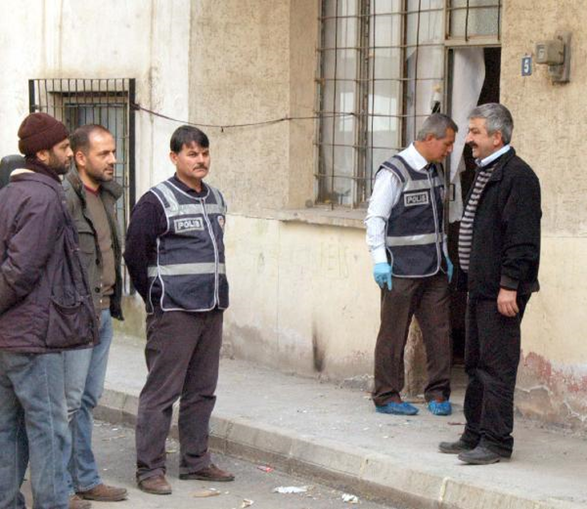 Mersin\'de Bir Evde El Yapımı 27 Bomba Ele Geçirildi