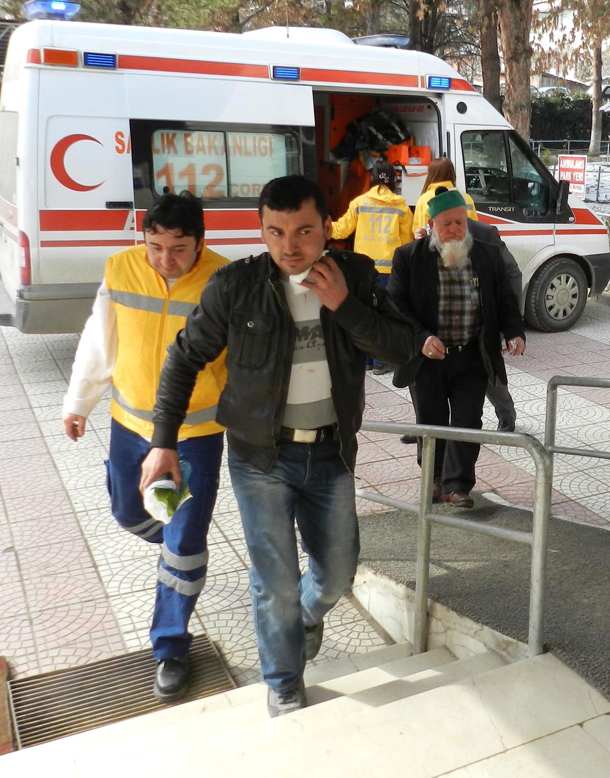Motosiklet Otomobile Çarptı: 3 Yaralı