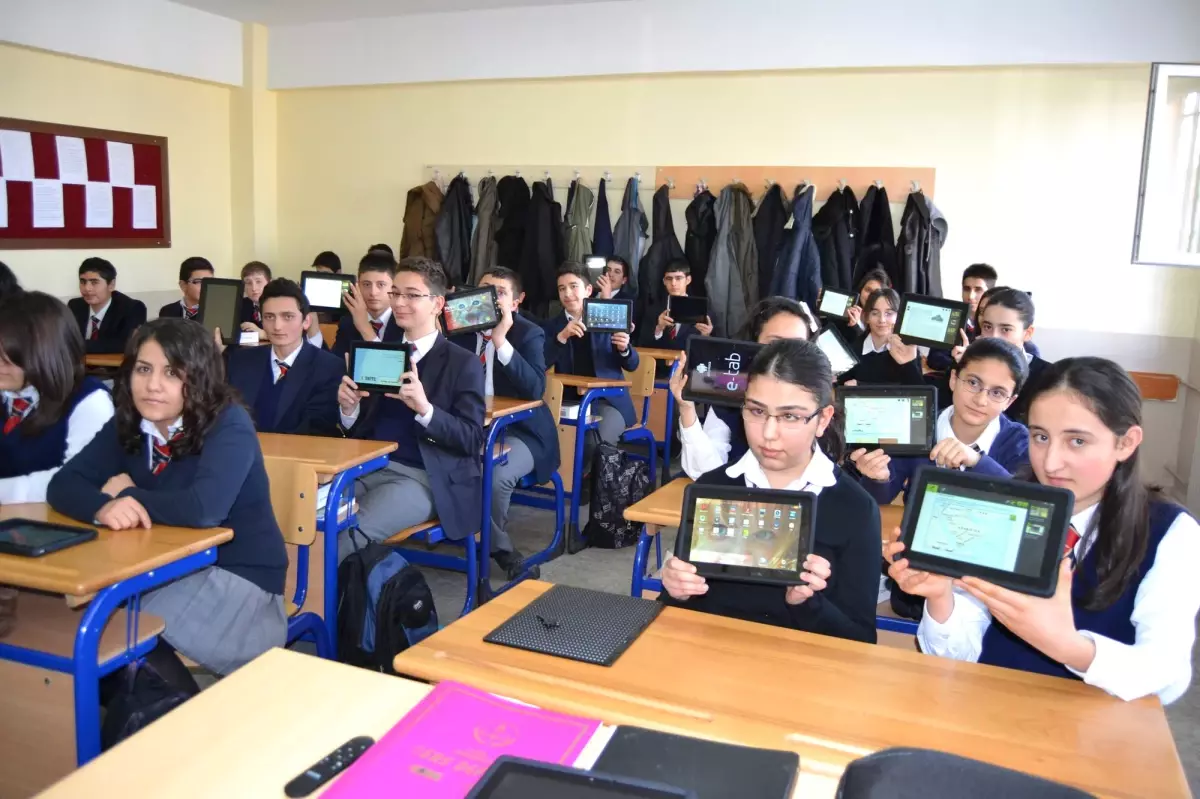 Öğrencilerin Tabletli İlk Ders Sevinci