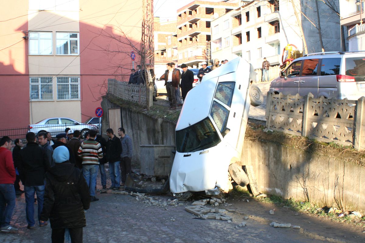Otomobil Duvardan Aşağı Uçtu: 1 Yaralı