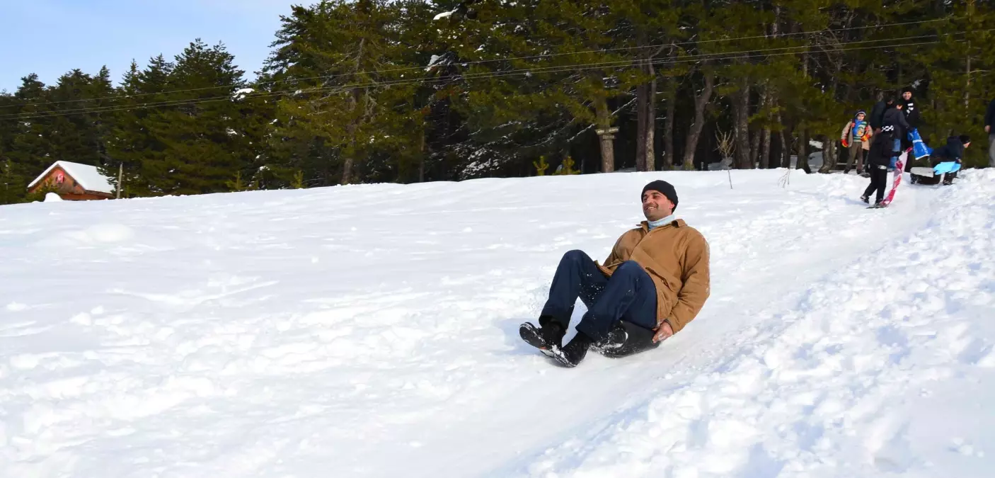 Plastik Leğenlerle Karda Kayan Büyükler Çocukluklarına Geri Döndü