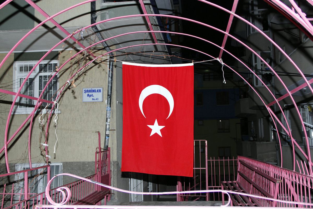 Ateş Düştüğü Yeri Yaktı