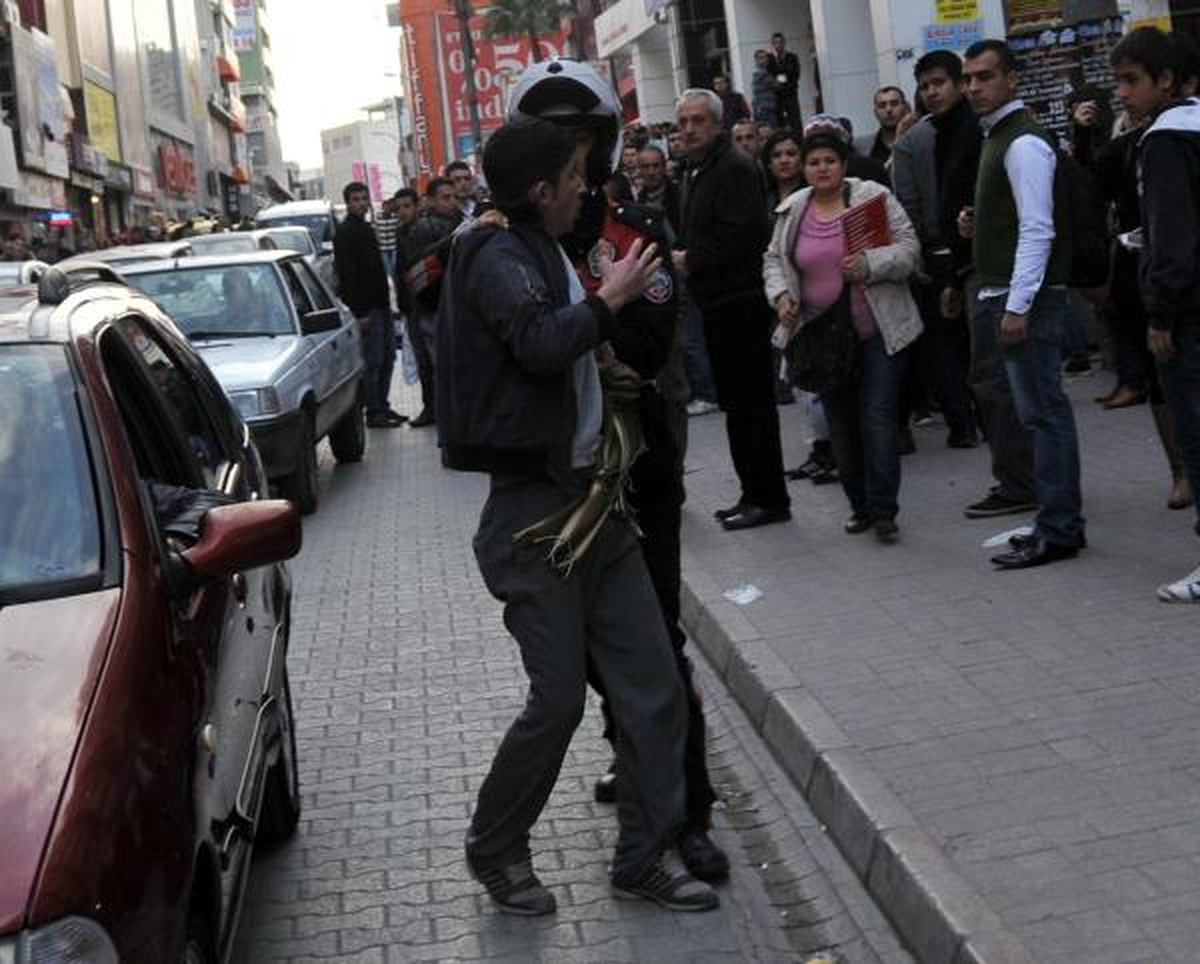 Seyyar Satıcılar Zabıta ve Polise Saldırdı: 1\'i Polis 2 Yaralı