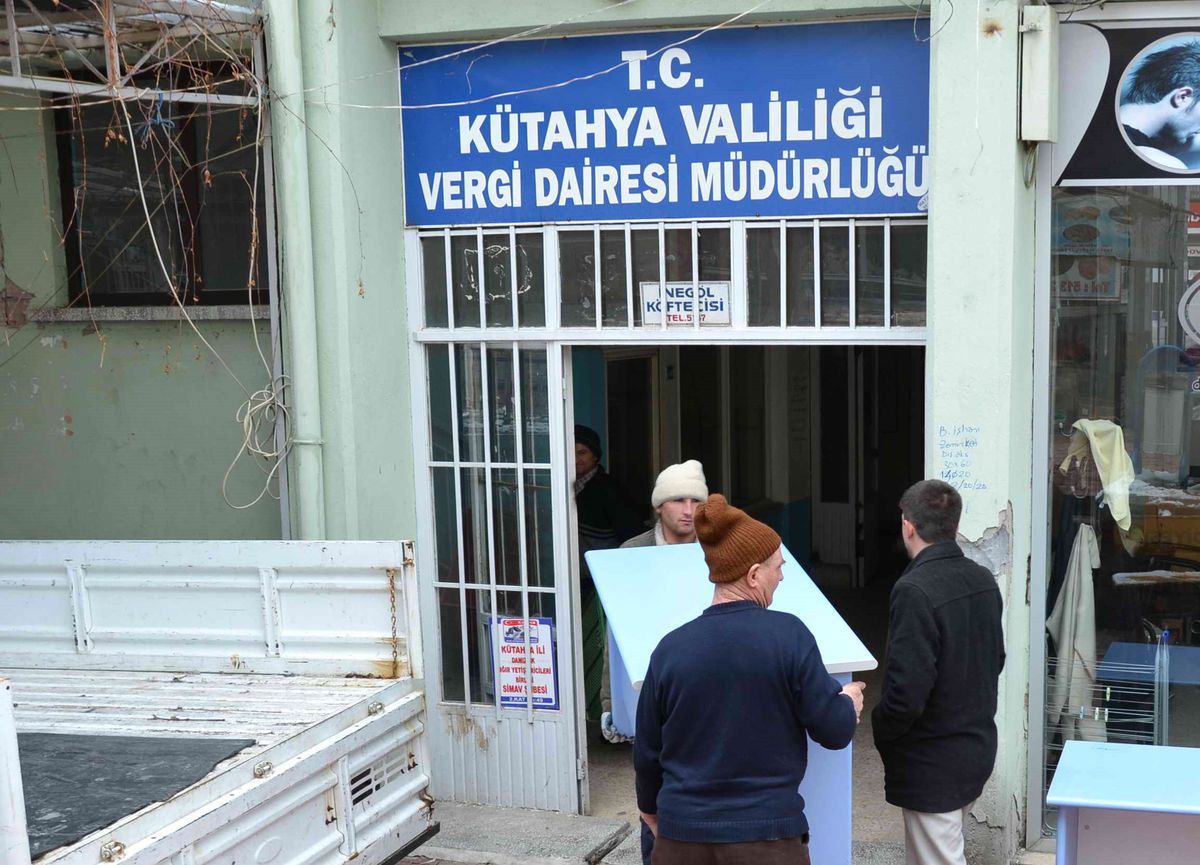 Simav Vergi Dairesi Orta Hasarlı Binadan Düğün Salonuna Taşındı