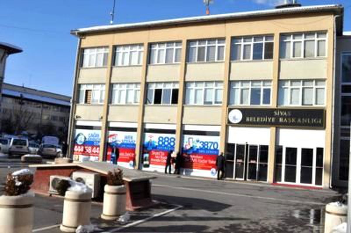 Sivas Belediyesi\'ne Polis Operasyonu; 9 Gözaltı