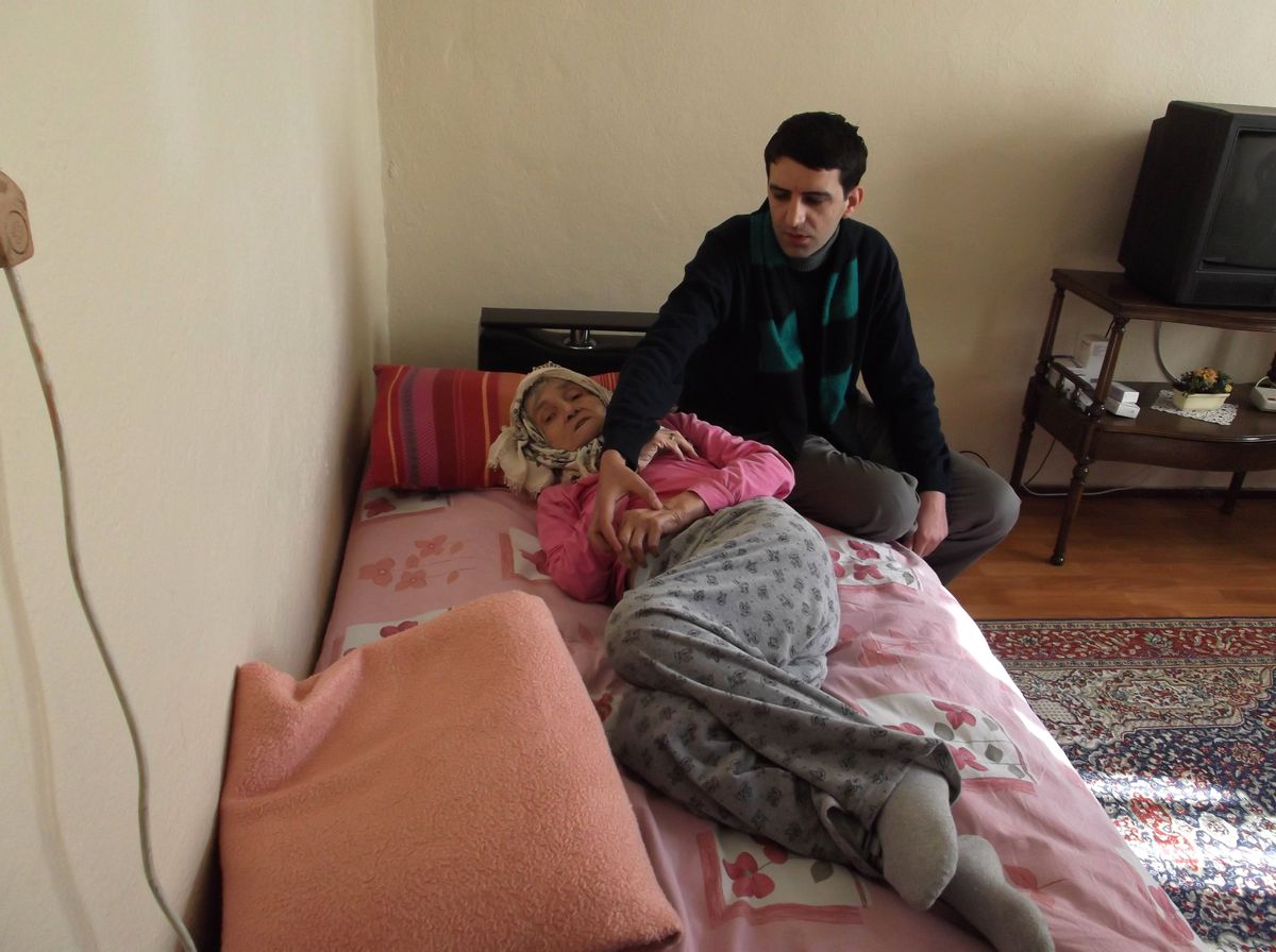 Yaşlı ve Hastalara Kozlu Belediyesi Sahip Çıkıyor