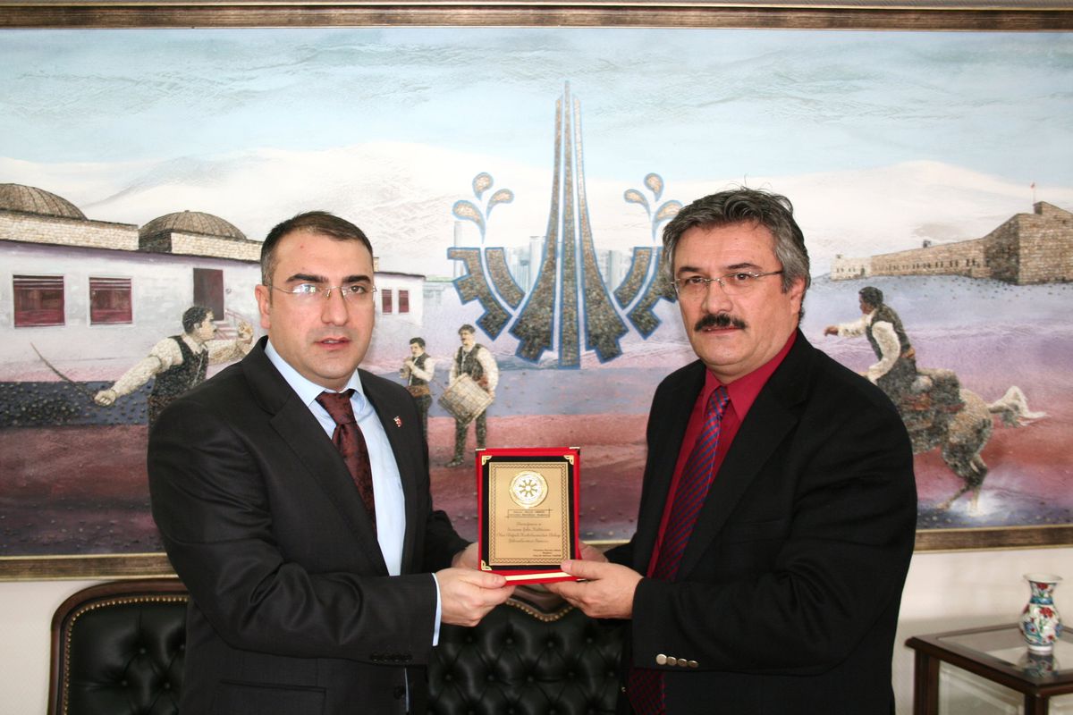 Yazarlar Birliği\'nden Başkan Cengiz\'e Plaket