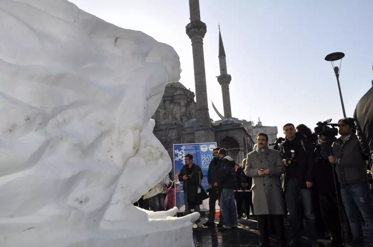 27 Metreküp Kardan Kayakçı Figürü Yaptılar