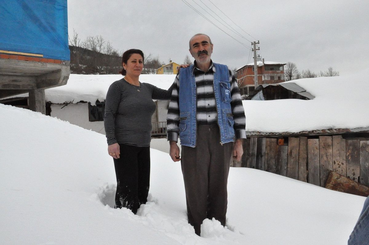 28 Yıllık Eşini Sevdiğini Evinin Çatısındaki Karlara Yazdı