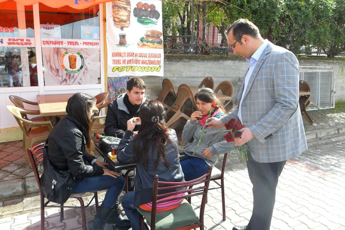Ak Partili Gençler 'Sevgililer Günü'nü Unutmadı