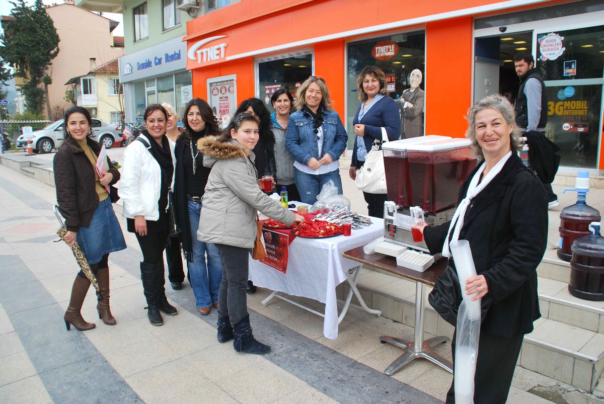 Ak Partili Kadınlardan Sevgililer Günü İkramı