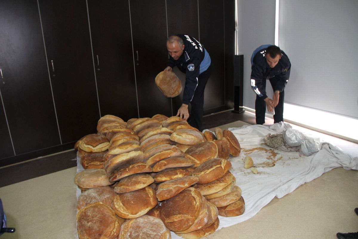 Akhisar Zabıtasından Kaçak Ekmek Operasyonu