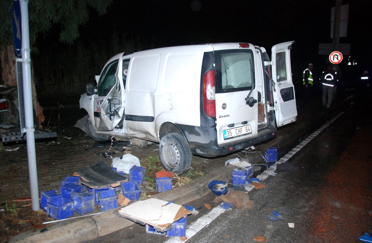 Alkollü Gençler Kaza Yaptı: 1ölü, 2 Yaralı