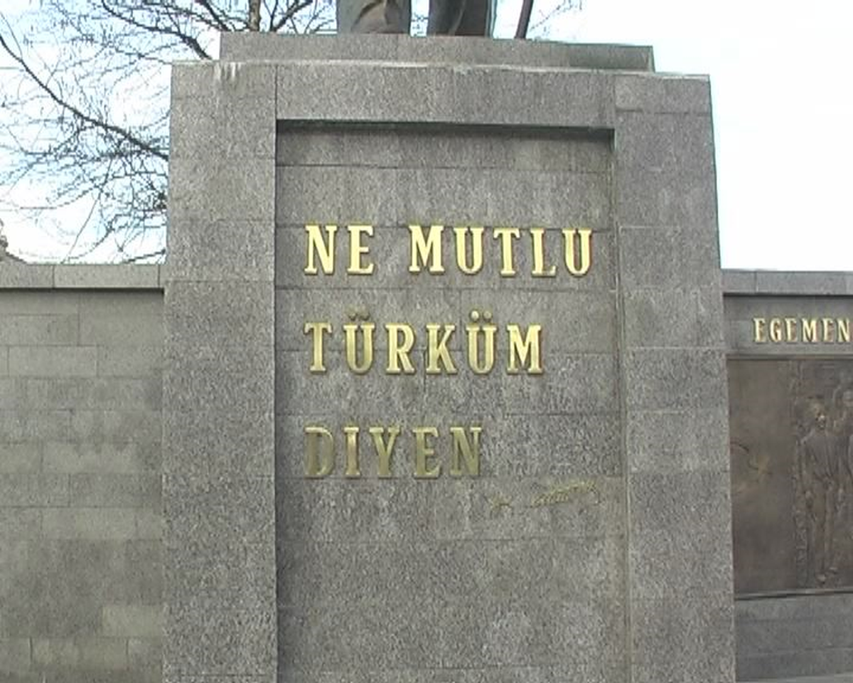 Anıt Park\'taki Harfleri Kopardılar