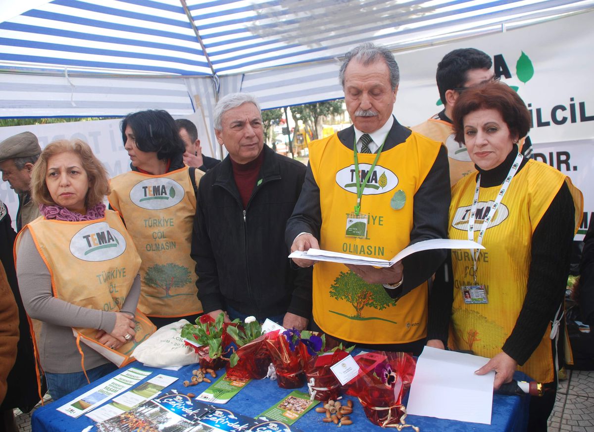 Aydın\'da Sevgililer Günü İçin Vatandaşlara Fidan Dağıtıldı