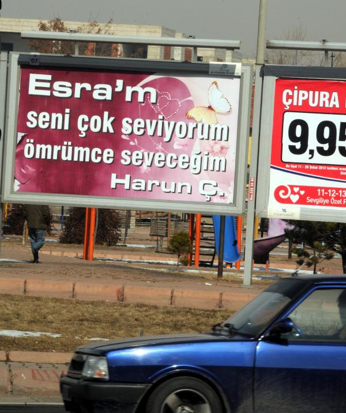 Bilboarda \'Esra\'m Seni Çok Seviyorum, Harun Ç\' İlanı