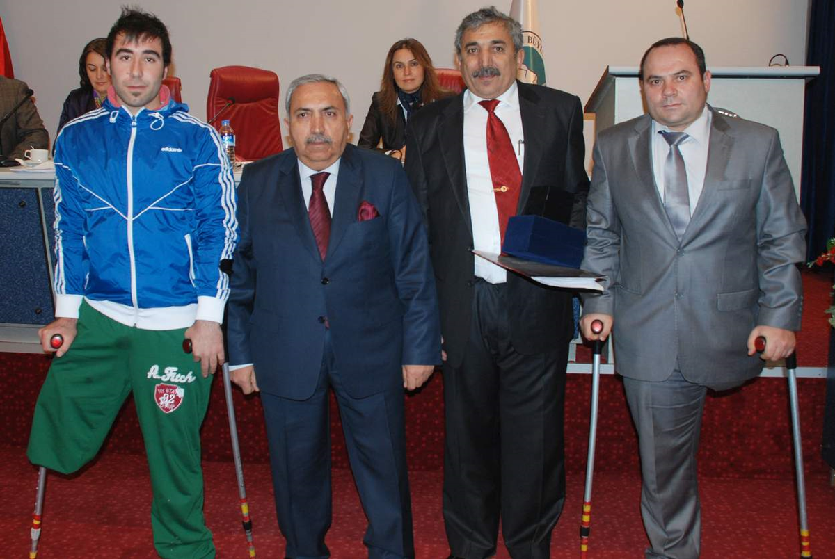Büyükşehir Ampute Oyuncuya Ödül Verdi