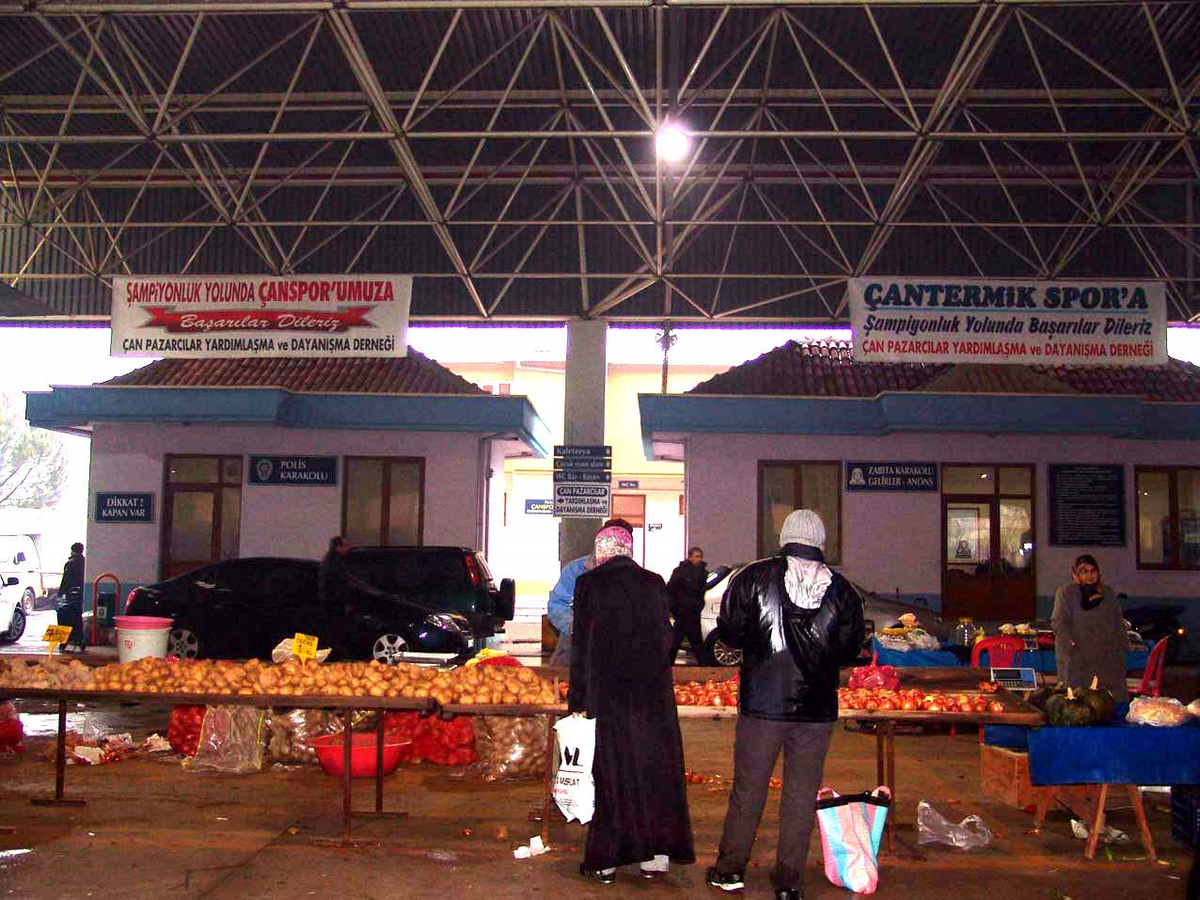 Çan Pazarcılar Derneği\'nden Yeni Çanspor ile Çan Termikspor\'a Pankartlı Destek