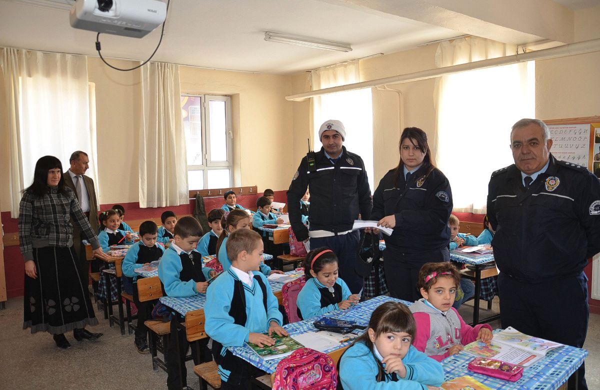 Darende'de Öğrencilere Bilgilendirme Broşürü Dağıtıldı