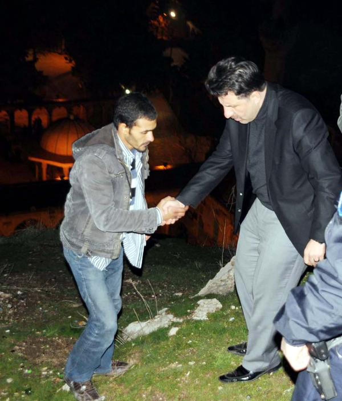 Emniyet Amiri, İntihara Kalkışan Madde Bağımlısını İkna Etti