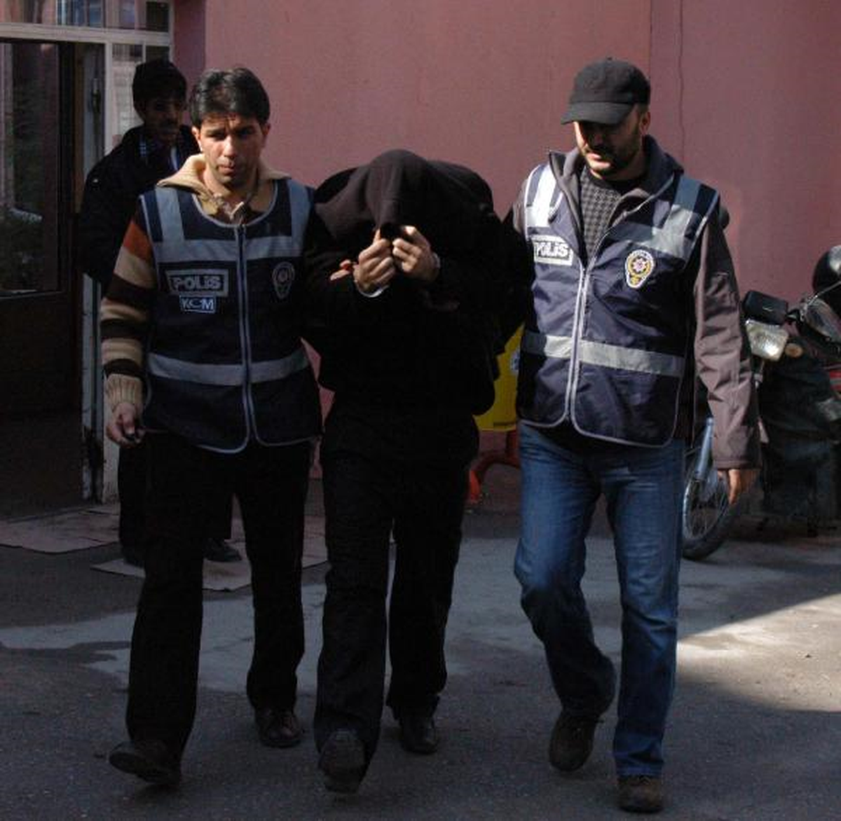 Eşinin Doğum Masrafı İçin Uyuşturucu Kuryeliği Yapıyormuş