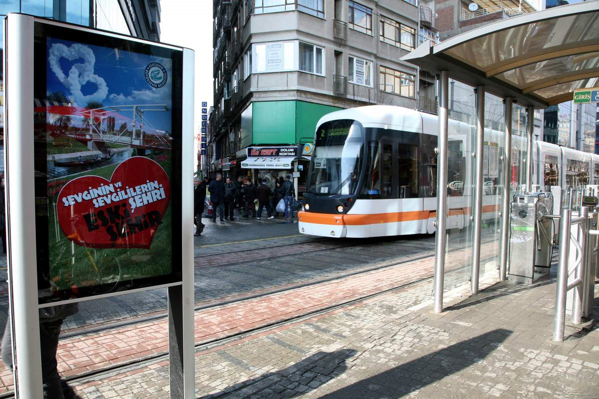 Eskişehir Büyükşehir Belediyesi'nden Sevgililer Günü Afişleri