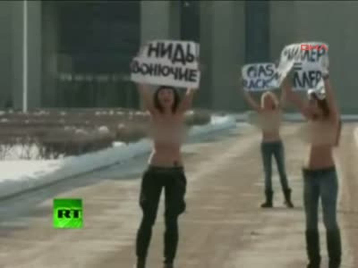 Femenli Feministler Bu Kez Rusya\'nın Doğalgaz Terörünü Protesto İçin Soyundu