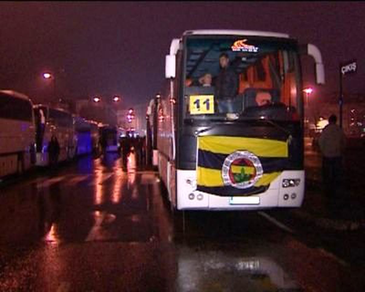 Fenerbahçeli Taraftarlar Salı Pazarı\'nda Toplandı