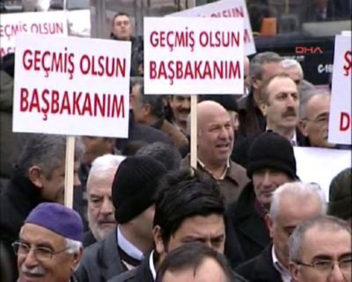 Gençlik Meclisi Üyelerinden Erdoğan'a 'Pankartlı' Geçmiş Olsun Ziyareti
