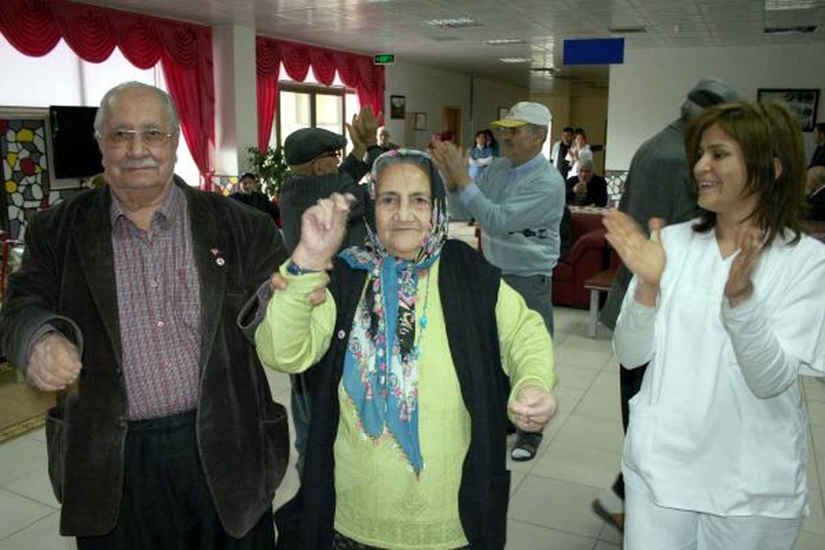 Huzurevi Sakini Yaşlı Çift, Sevgililer Günü'nde Evlendi