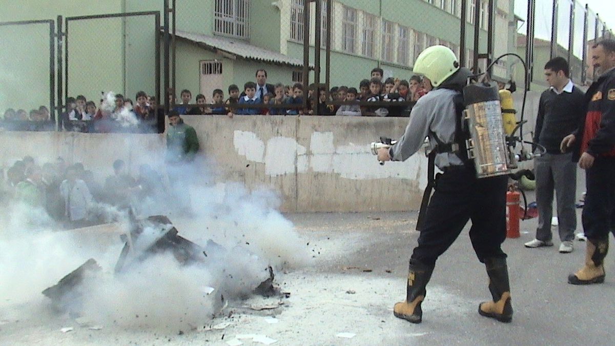 İtfaiye Okullardaki Yangın Eğitimlerine Devam Ediyor