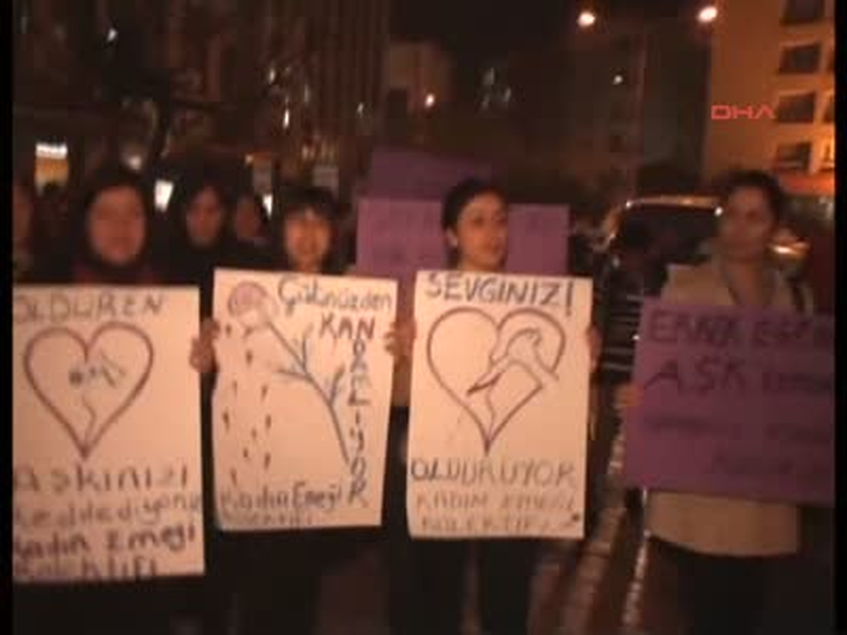 Kadınlar 'Sevgililer Günü'nü Protesto Etti